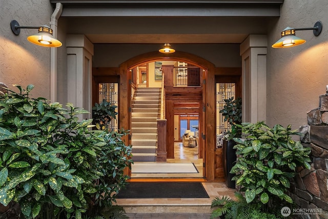 property entrance featuring stucco siding