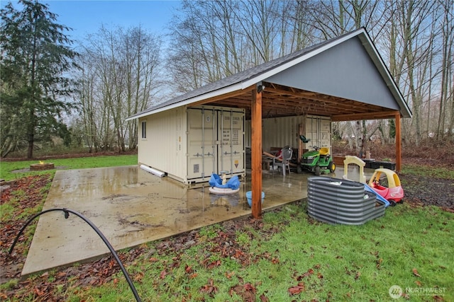 view of outdoor structure with an outbuilding