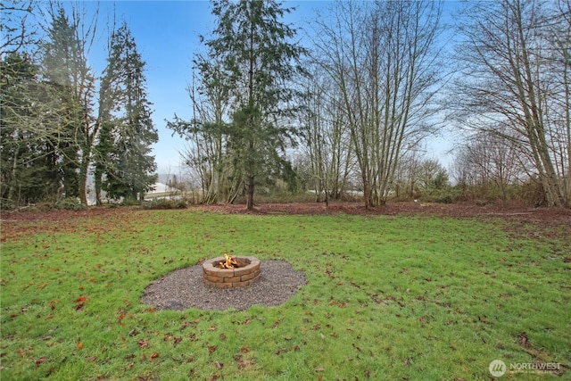 view of yard featuring an outdoor fire pit