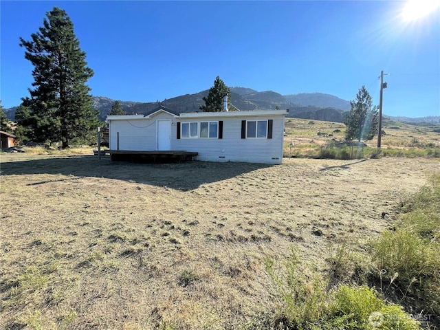 view of front of house featuring a mountain view