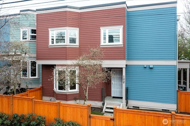 view of front facade featuring fence private yard