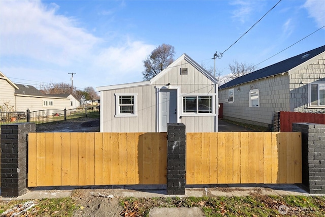 view of front of house with a fenced front yard