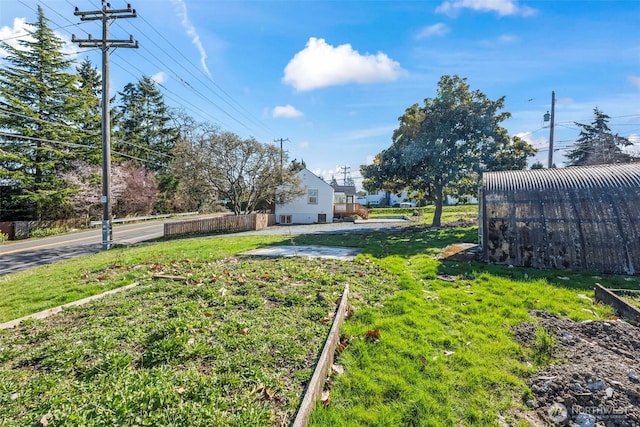 view of yard with an outbuilding