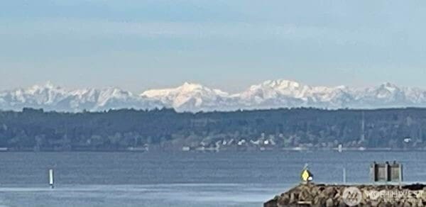 water view with a mountain view