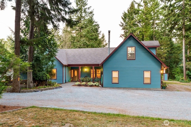 view of front facade with gravel driveway