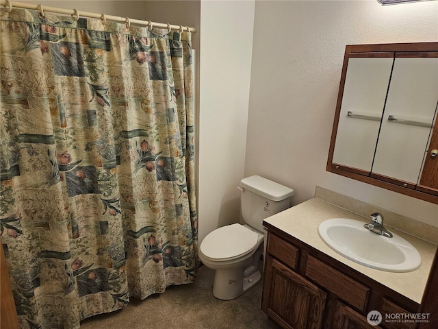 bathroom with toilet, a shower with shower curtain, and vanity