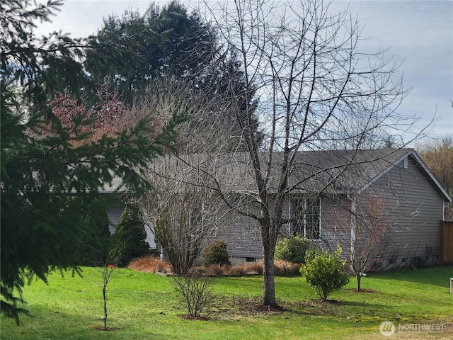 view of front of house with a front lawn