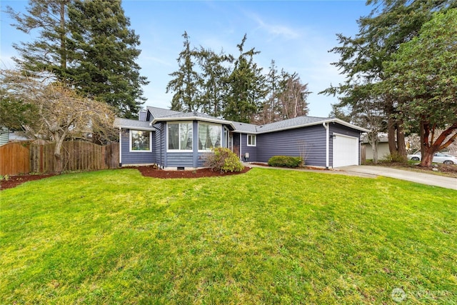 view of front facade featuring driveway, an attached garage, fence, and a front yard