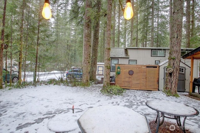 view of yard with a shed and an outdoor structure