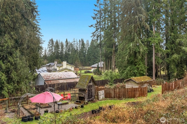 view of yard featuring an outbuilding and fence