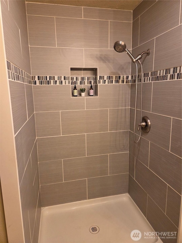 bathroom featuring a tile shower