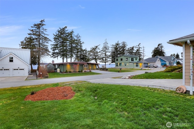 view of yard with driveway