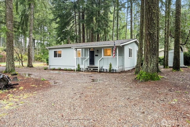 manufactured / mobile home featuring a porch