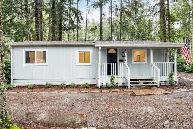 manufactured / mobile home featuring a porch