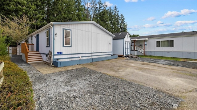 manufactured / mobile home featuring driveway