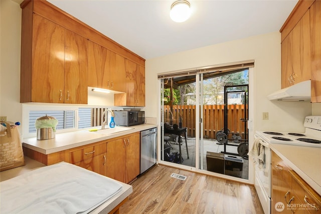 kitchen featuring visible vents, electric stove, under cabinet range hood, black microwave, and stainless steel dishwasher