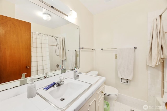 bathroom with a shower with shower curtain, vanity, and toilet