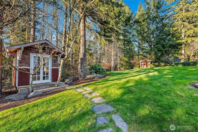 view of yard with an outbuilding