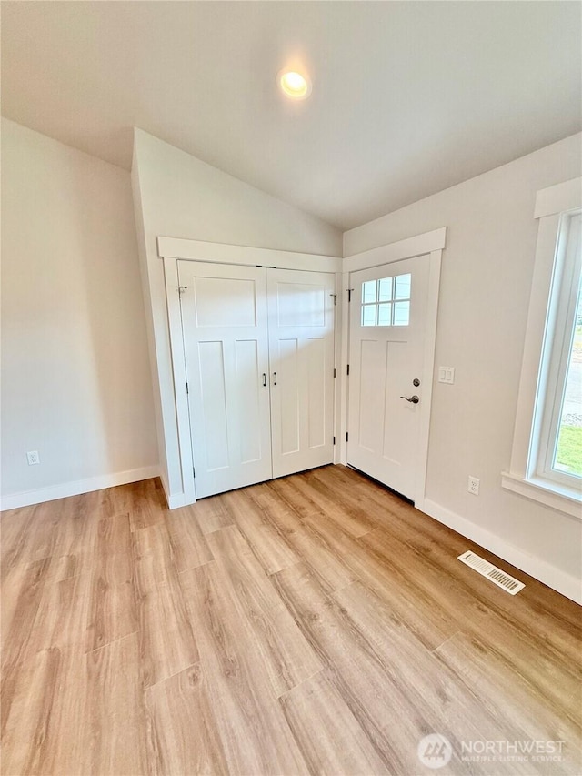 2575 1st St SE, East Wenatchee, WA 98802 - entryway featuring light wood-style floors and lofted ceiling