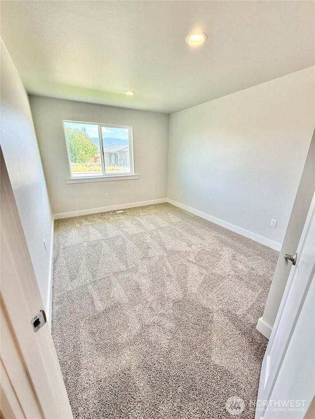 2575 1st St SE, East Wenatchee, WA 98802 - unfurnished room with carpet and recessed lighting