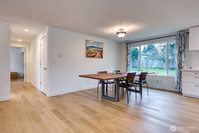 dining area featuring recessed lighting, light wood-style flooring, and baseboards