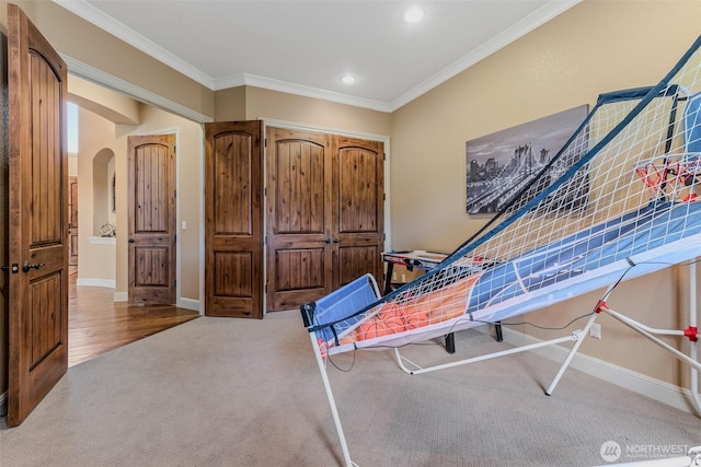 interior space featuring recessed lighting, baseboards, arched walkways, and ornamental molding