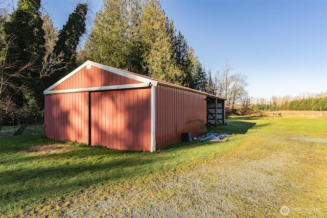 view of pole building featuring a yard