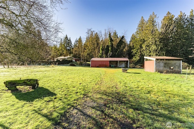 view of yard with an outbuilding