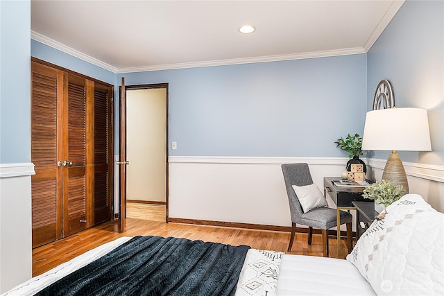 living area with recessed lighting, wood finished floors, and crown molding