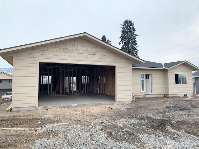 view of front of home featuring a detached garage