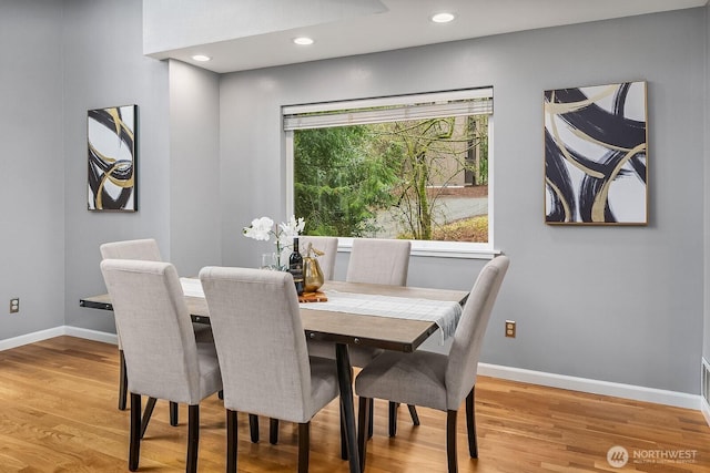 dining area featuring recessed lighting, plenty of natural light, light wood-style flooring, and baseboards