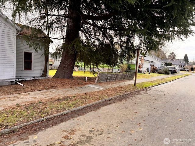 view of yard with a residential view