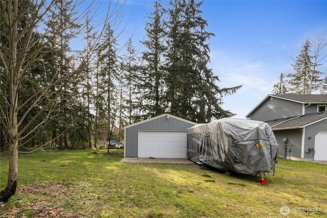 view of yard with an outbuilding