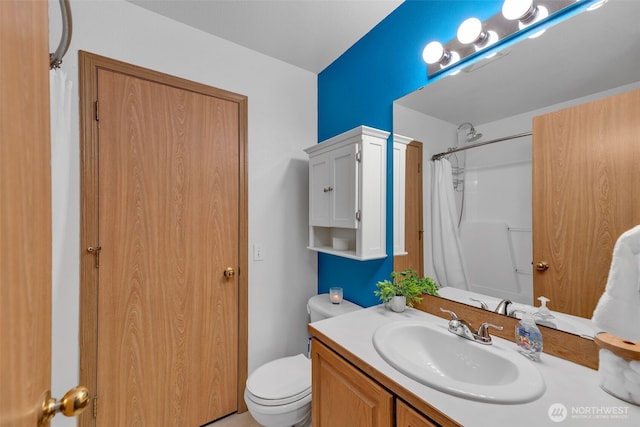 bathroom with a shower with shower curtain, vanity, and toilet