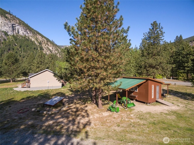 17353 Jenne Dr, Entiat, WA 98822 - view of yard with a mountain view, an outdoor structure, and a wooded view
