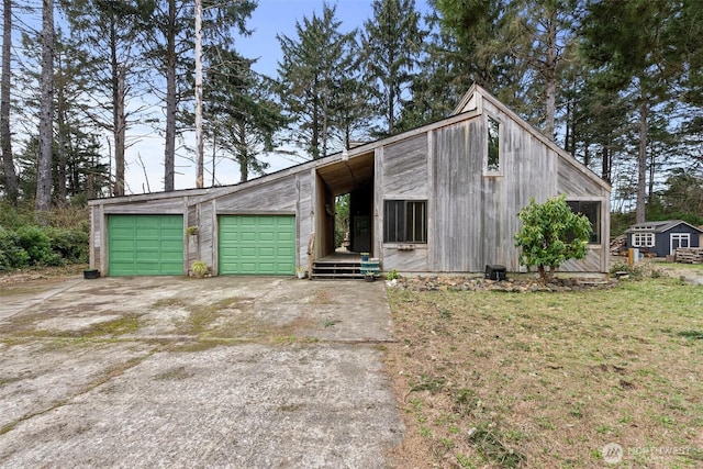 view of front of house featuring driveway and an attached garage