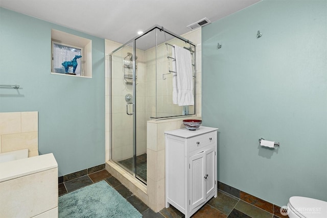 full bath featuring visible vents, toilet, a shower stall, and baseboards