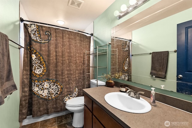 full bathroom featuring toilet, a shower with curtain, visible vents, and vanity