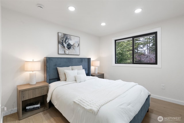 bedroom featuring light wood finished floors, recessed lighting, and baseboards