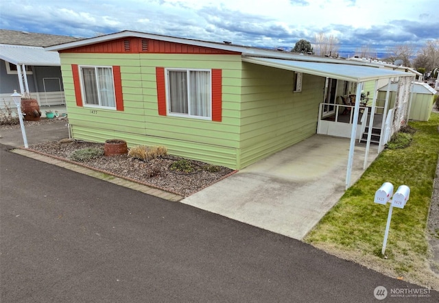 view of front of house featuring a carport and concrete driveway