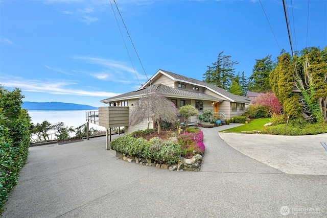 view of front facade with driveway and a mountain view