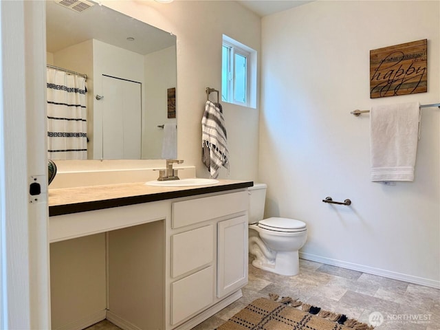 full bathroom featuring visible vents, baseboards, toilet, and vanity