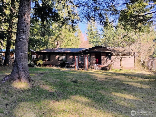 view of front of house featuring a front yard