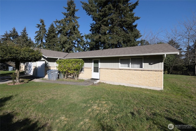 ranch-style house with brick siding and a front yard