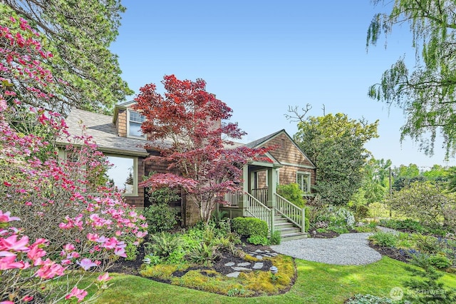 view of front of property with a front lawn