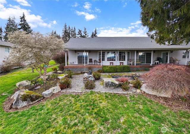 view of front of property featuring a front yard and covered porch