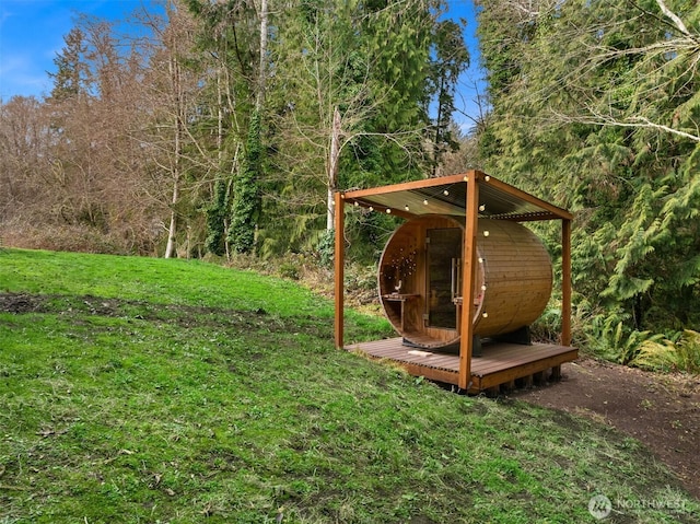 view of yard featuring an outbuilding