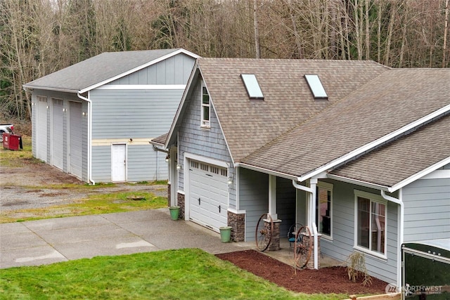 view of front of house with driveway and a shingled roof