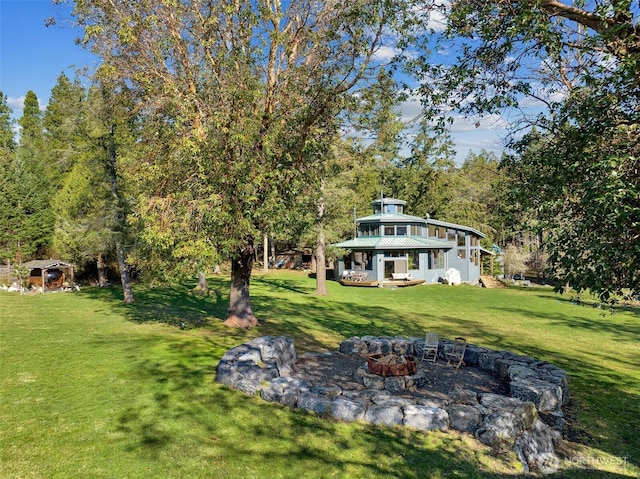 view of yard featuring a fire pit