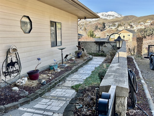 view of yard with a mountain view